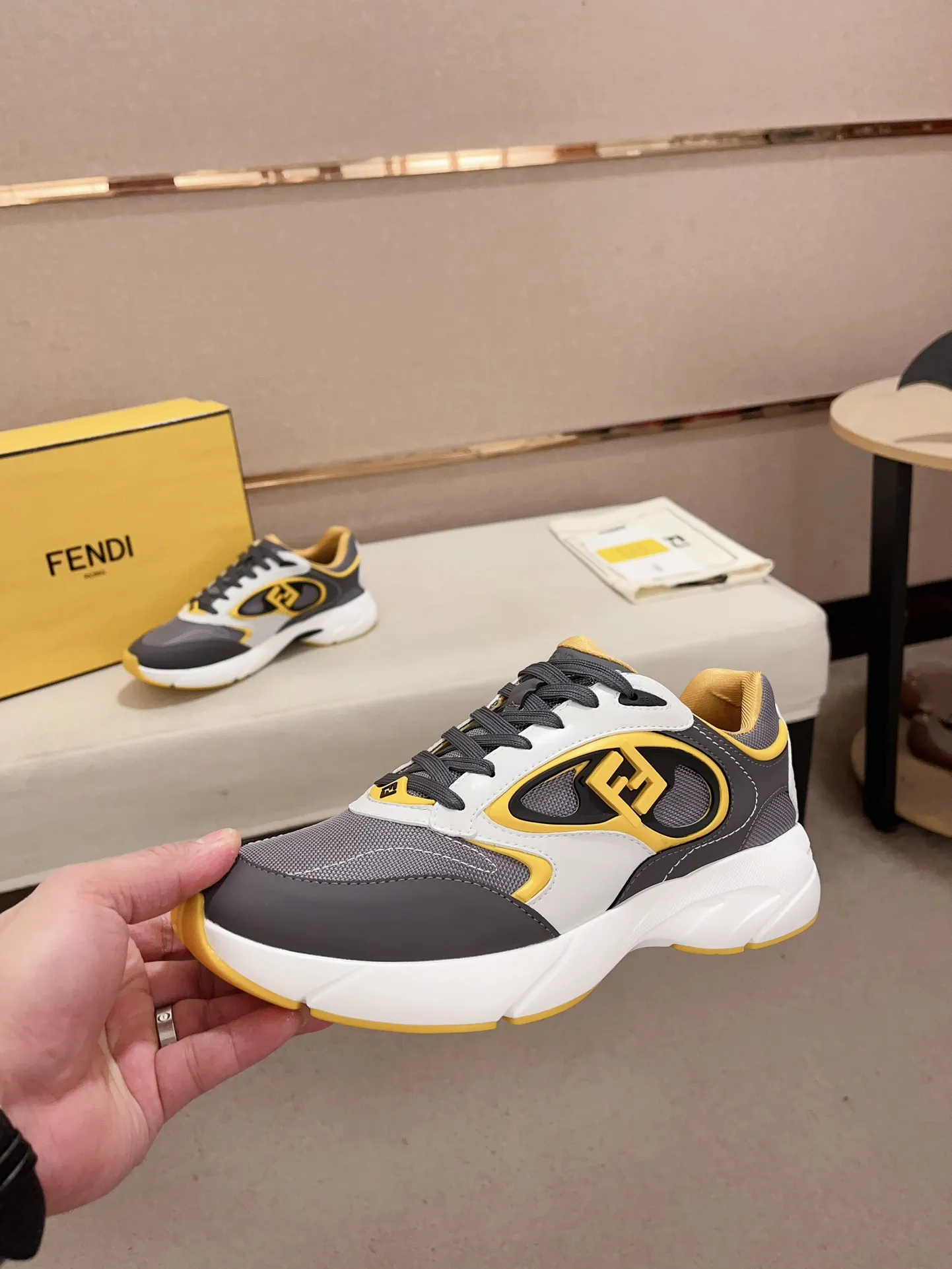 Men's shoes💰: 760💰(Higher version) [Fendi] Fendi's latest casual shoes for men! Available at counters simultaneously! A one-to-one replica of the original. Made entirely of imported top-grain calfskin, the interior is made of top-grain water-dyed cowhide, and the original factory-supplied rubber outsole. Leading new fashion concepts. Matching code: 39-44. 38.45 can be customized and cannot be returned or exchanged!